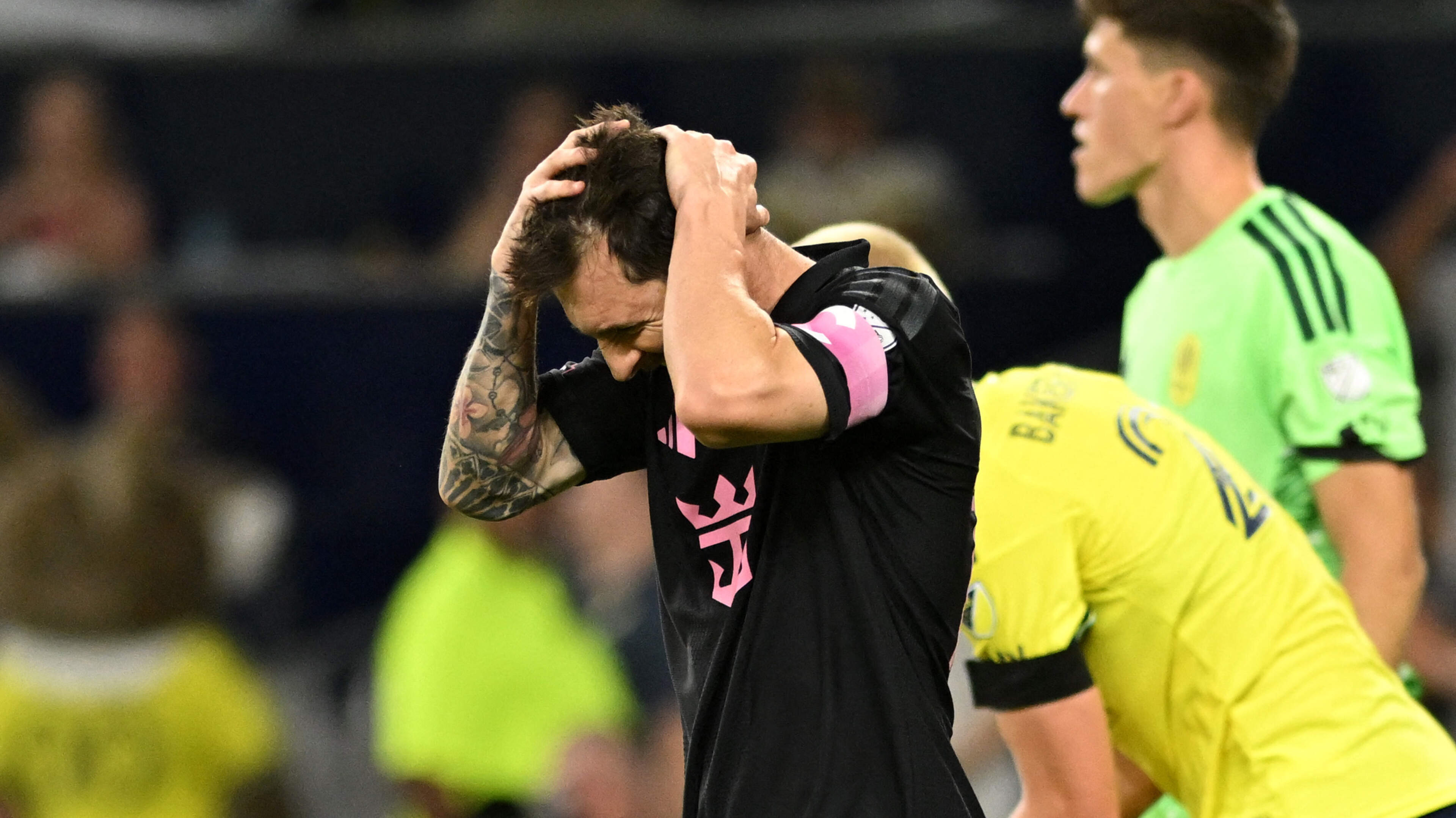Lionel Messi mist strafschop en gaat vervolgens keihard onderuit in topper met Inter Miami